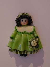 Bambola con cappello verde